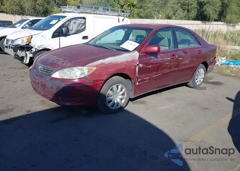 2005 Toyota Camry Le z USA, uszkodzony, nr VIN 4T1BE30K35U034183
